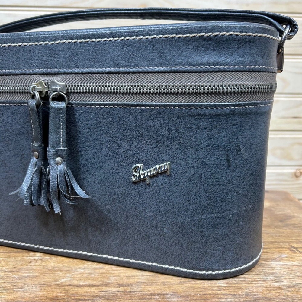 Vintage Skyway Gray Faux Leather Train Case Vanity Travel Bag with Tassels - Picture 2 of 10